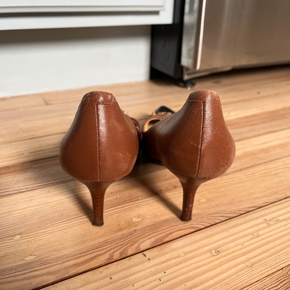 Coach New York Leather Cap Toe Pumps Tan Black Gold Logo Heels Size 8B - Picture 3 of 9